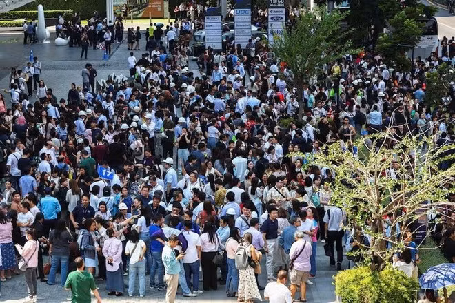 Người dân đổ ra đường khi xảy ra động đất ở Thái Lan. (Nguồn: Reuters)