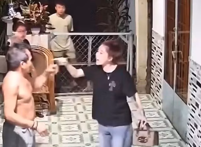 Hình ảnh các đối tượng tới đe dọa bố con nợ