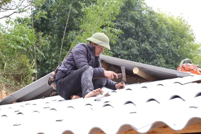 Người dân bản Háng Á cùng chung tay giúp đỡ các gia đình xóa nhà tạm, nhà dột nát Người dân bản Háng Á cùng chung tay giúp đỡ các gia đình xóa nhà tạm, nhà dột nát