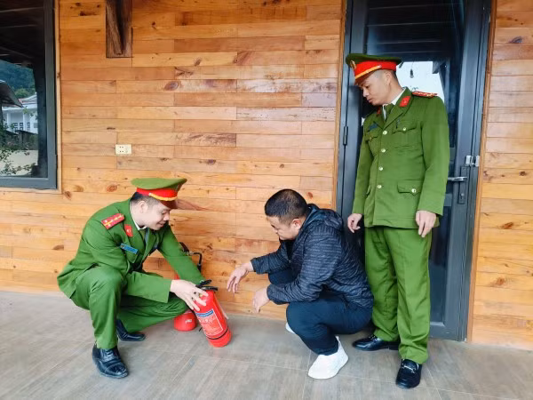 Công an xã Bản Công hướng dẫn người dân trong công tác phòng cháy, chữa cháy.