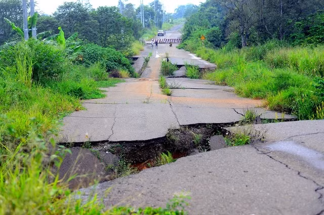 Tuyến đường tránh TP Bảo Lộc xuất hiện nhiều hư hỏng sau 4 năm dừng thi công.