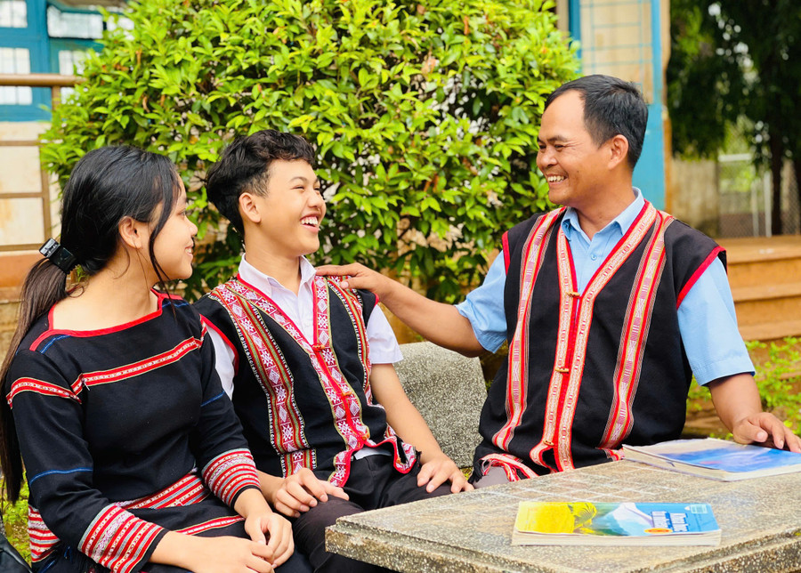 Thầy Ksor Dĩ-Giáo viên Trường THCS Dân tộc nội trú huyện Ia Grai vui vẻ trò chuyện cùng các học trò. Ảnh: T.D em-siu-ha-vuong-o-giua-lop-8-yeu-truong-men-ban-nho-su-quan-tam-thau-hieu-cua-thay-ksor-di-anh-td.jpg