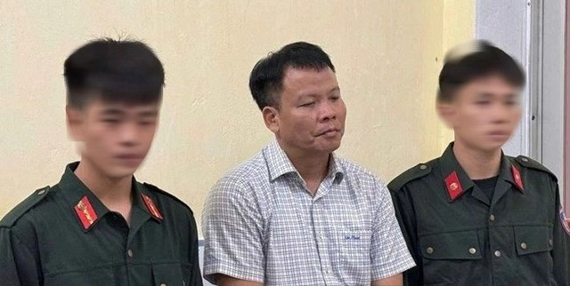 Ông Đồng Xuân Thụ, Tổng biên tập Tạp chí Môi trường và Đô thị Việt Nam (giữa) khi bị giữ khẩn cấp về tội cưỡng đoạt tài sản Ông Đồng Xuân Thụ, Tổng biên tập Tạp chí Môi trường và Đô thị Việt Nam (giữa) khi bị giữ khẩn cấp về tội cưỡng đoạt tài sản