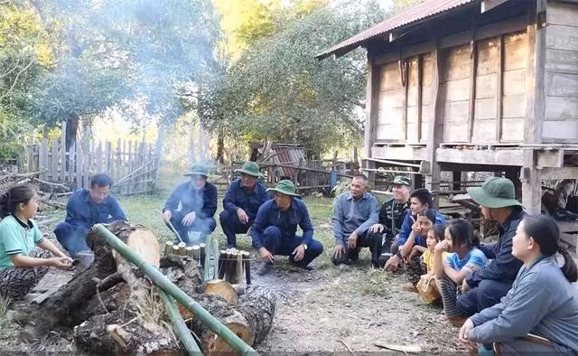 Người dân Lào sát cánh với những người lính đi tìm hài cốt liệt sĩ VN