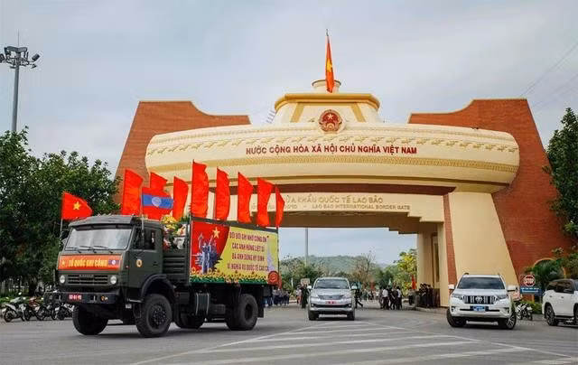 Trang trọng lễ đón hài cốt liệt sĩ quân tình nguyện và các chuyên gia VN tại cửa khẩu quốc tế Lao Bảo