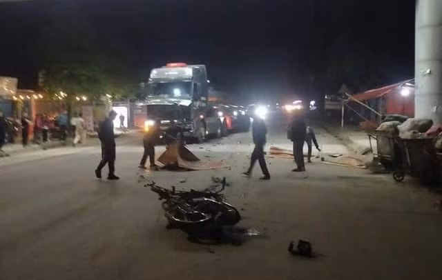 Hiện trường vụ tai nạn tại thị trấn Mãn Đức khiến 3 người tử vong. Ảnh: OFFB