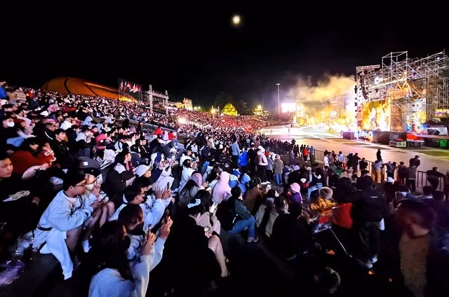 Festival Hoa Đà Lạt sẽ tiếp tục diễn ra đến hết tháng 12-2024 với nhiều chương trình đặc sắc, đặc biệt là đêm bế mạc kết hợp với chương trình chào năm mới 2025 tại Quảng trường Lâm Viên.