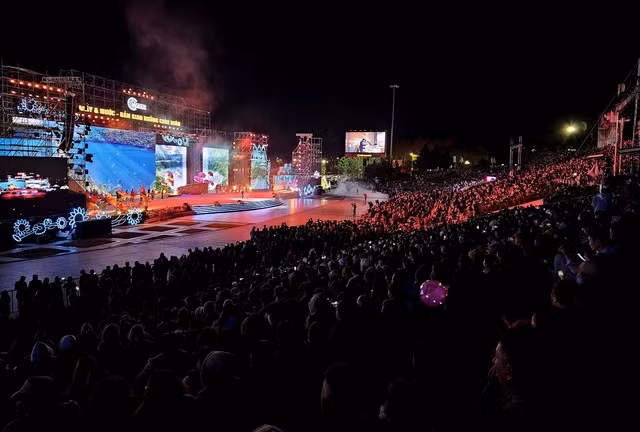 Sâu khấu chương trình hoành tráng với sự góp mặt biểu diễn của nhiều nghệ sĩ nổi tiếng như NSND Tạ Minh Tâm, các ca sĩ Đoan Trang, Quốc Đại, Cao Công Nghĩa; NSƯT Lê Hồng Thắm, NSƯT Võ Minh Lâm.