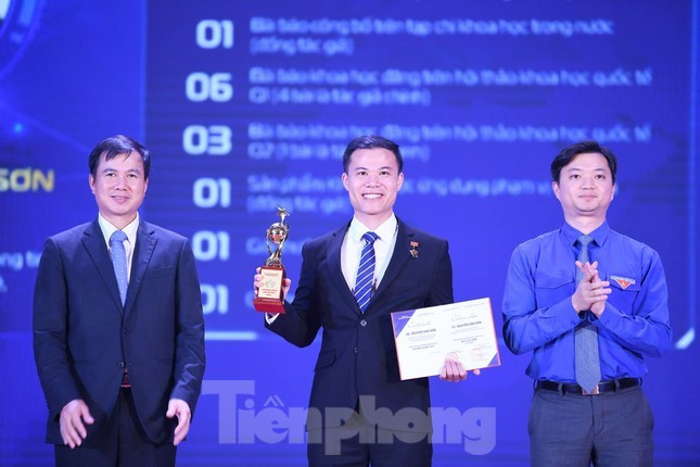 TS. Nguyễn Văn Sơn được trao giải thưởng KHCN Quả Cầu Vàng năm 2024. TS. Nguyễn Văn Sơn được trao giải thưởng KHCN Quả Cầu Vàng năm 2024.