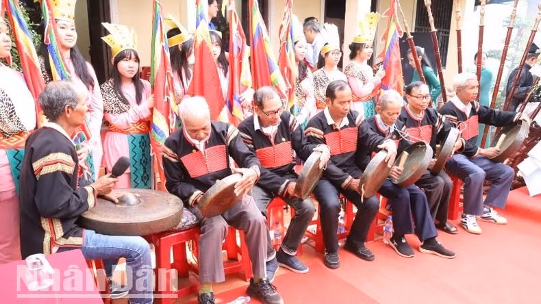 Sau phần nghi lễ, nhân dân được thưởng thức diễn tấu chiêng của đồng bào Ê Đê.