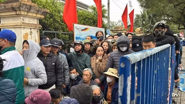 Dù có đông khán giả, nhưng bà con xếp hàng trật tự, không xảy ra tình trạng chen lấn xô đẩy