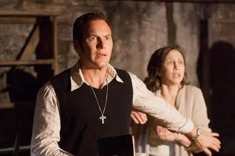 Phim The Conjuring: Last Rites của đạo diễn Michael Chave là phần cuối cùng của sê ri trừ tà nổi tiếng The Conjuring, có sự tái xuất của cặp đôi Patrick Wilson và Vera Farmiga trong vai những nhà ngoại cảm có thể đối mặt và trừ tà quỷ dữ. Phần này nối liền diễn biến của phần phim trước đó là The Conjuring: The Devil Made Me Do It (2021). Phim dự kiến ra rạp ngày 5.9