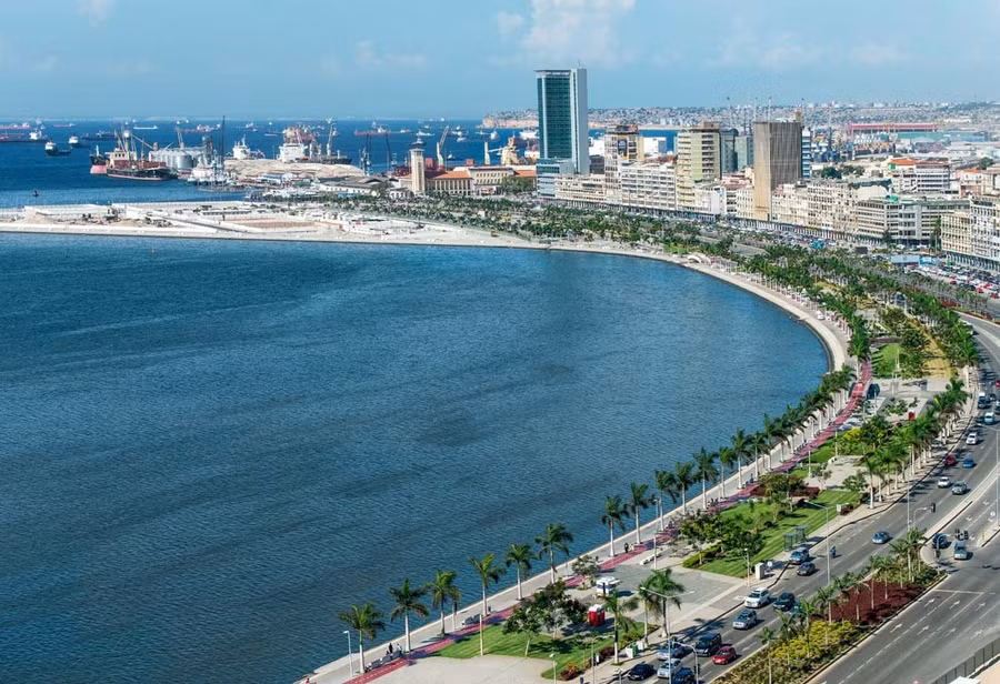 Để tưởng nhớ công lao của Chủ tịch Hồ Chí Minh đối với phong trào giải phóng dân tộc ở các nước thuộc địa, Angola đã đặt tên đại lộ to và đẹp nhất tại Thủ đô Luanda là Avenida Ho Chi Minh - đại lộ Hồ Chí Minh. Đại lộ Hồ Chí Minh nối liền với đường Cách mạng tháng 10, hướng ra sân bay Luanda. Tại điểm cuối cùng của đại lộ, du khách có thể ngắm toàn cảnh vịnh Luanda - một trong những vùng biển đẹp nhất ở châu Phi. Ảnh: Urbannext.