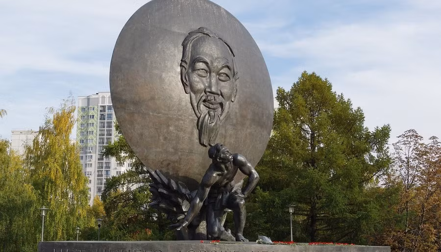 Tượng đài Chủ tịch Hồ Chí Minh được khánh thành ngày 18/5/1990 ở Thủ đô Moscow của nước Nga, nhân kỷ niệm 100 năm ngày sinh của Người. Tượng đài khắc họa chân dung Chủ tịch Hồ Chí Minh đang mỉm cười, cùng hình tượng chàng trai Việt Nam ở tư thế chuẩn bị bật dậy. Phía dưới tượng đài có ghi dòng chữ "Không có gì quý hơn độc lập tự do". Ảnh: Tripadvisor.