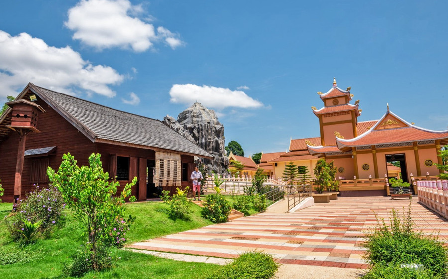 ក្នុងរូបភាពជាកន្លែងគោរពវិញ្ញាណក្ខន្ធលោកប្រធានហូជីមិញនៅភូមិ Nachok (Ban May) ខេត្ត Nakhon Phanom ប្រទេសថៃ។ ទីតាំងប្រវត្តិសាស្ត្រនេះត្រូវបានសម្ពោធក្នុងឱកាសខួបលើកទី 126 នៃកំណើតរបស់គាត់ - 19 ឧសភា 2016 ។ រូបភាព៖ Amazing Thailand ។ Trong hình là khu tưởng niệm Chủ tịch Hồ Chí Minh tại làng Nachok (Bản Mạy), tỉnh Nakhon Phanom - Thái Lan. Khu di tích lịch sử này được khánh thành vào dịp kỷ niệm 126 năm ngày sinh Người - 19/5/2016. Ảnh: Amazing Thailand.