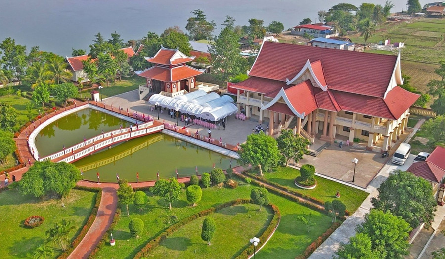 តំបន់អនុស្សាវរីយ៍លោកប្រធានហូជីមិញ នៅភូមិ Xieng Vang ឃុំ Xieng Muong ស្រុក Noong Boc ខេត្ត Khamuane ប្រទេសឡាវ។ គម្រោងនេះមានទំហំទទឹងប្រហែល ១,៦ ហិកតា ដែលបានបញ្ចប់ក្នុងឆ្នាំ ២០១២ សាងសង់តាមការរចនា និងគំនូររបស់វៀតណាម។ រូបថត៖ VOV។ Khu lưu niệm Chủ tịch Hồ Chí Minh tại bản Xiềng Vang, xã Xiềng Mương, huyện Noong Bốc, tỉnh Khamuane - Lào. Công trình rộng khoảng 1,6 ha, hoàn thành vào năm 2012, được xây dựng theo thiết kế và bản vẽ của Việt Nam. Ảnh: VOV.