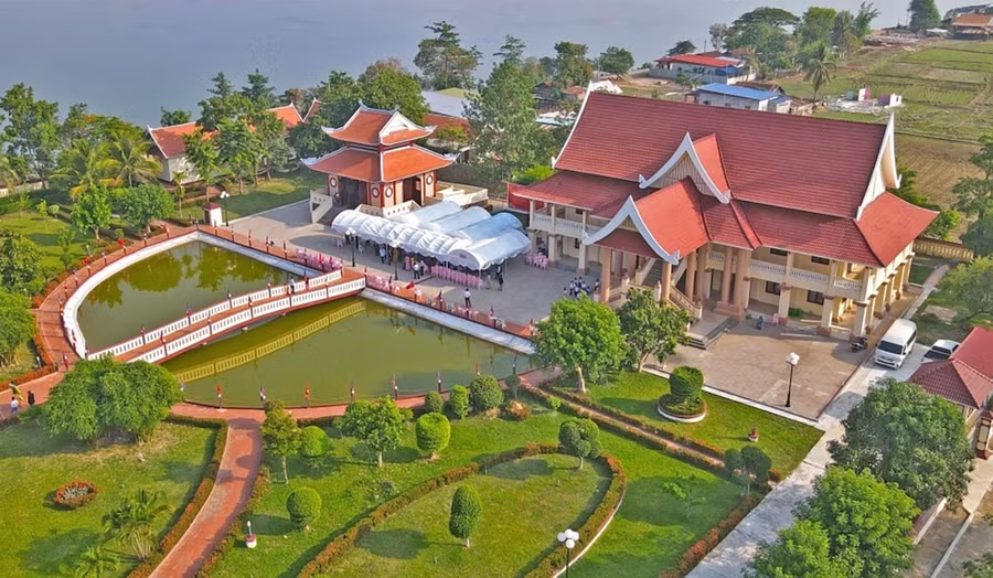 Khu lưu niệm Chủ tịch Hồ Chí Minh tại bản Xiềng Vang, xã Xiềng Mương, huyện Noong Bốc, tỉnh Khamuane - Lào. Công trình rộng khoảng 1,6 ha, hoàn thành vào năm 2012, được xây dựng theo thiết kế và bản vẽ của Việt Nam. Ảnh: VOV.