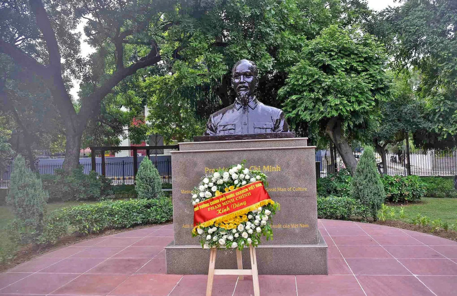 នៅរដ្ឋធានី New Delhi - ប្រទេសឥណ្ឌា មានផ្លូវមួយឈ្មោះថា Ho Chi Minh Marg បានបើកសម្ពោធនៅឆ្នាំ 1973 ដែលទាក់ទាញភ្ញៀវទេសចរជាច្រើនមកទស្សនា។ លើសពីនេះ នៅក្នុងប្រទេសឥណ្ឌា ក៏មានឧទ្យានហូជីមិញ ឧទ្យានសន្តិភាពហូជីមិញ មានទីតាំងនៅរដ្ឋជាច្រើនទៀត។ រូបថត៖ BQT ។ Tại Thủ đô New Delhi - Ấn Độ có đường mang tên Ho Chi Minh Marg, được khánh thành vào năm 1973 thu hút rất nhiều du khách đến viếng thăm. Ngoài ra, ở Ấn Độ còn có công viên Hồ Chí Minh, công viên Hòa bình Hồ Chí Minh được đặt ở nhiều bang khác. Ảnh: BQT.