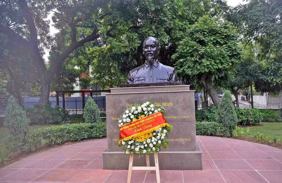 Tại Thủ đô New Delhi - Ấn Độ có đường mang tên Ho Chi Minh Marg, được khánh thành vào năm 1973 thu hút rất nhiều du khách đến viếng thăm. Ngoài ra, ở Ấn Độ còn có công viên Hồ Chí Minh, công viên Hòa bình Hồ Chí Minh được đặt ở nhiều bang khác. Ảnh: BQT.