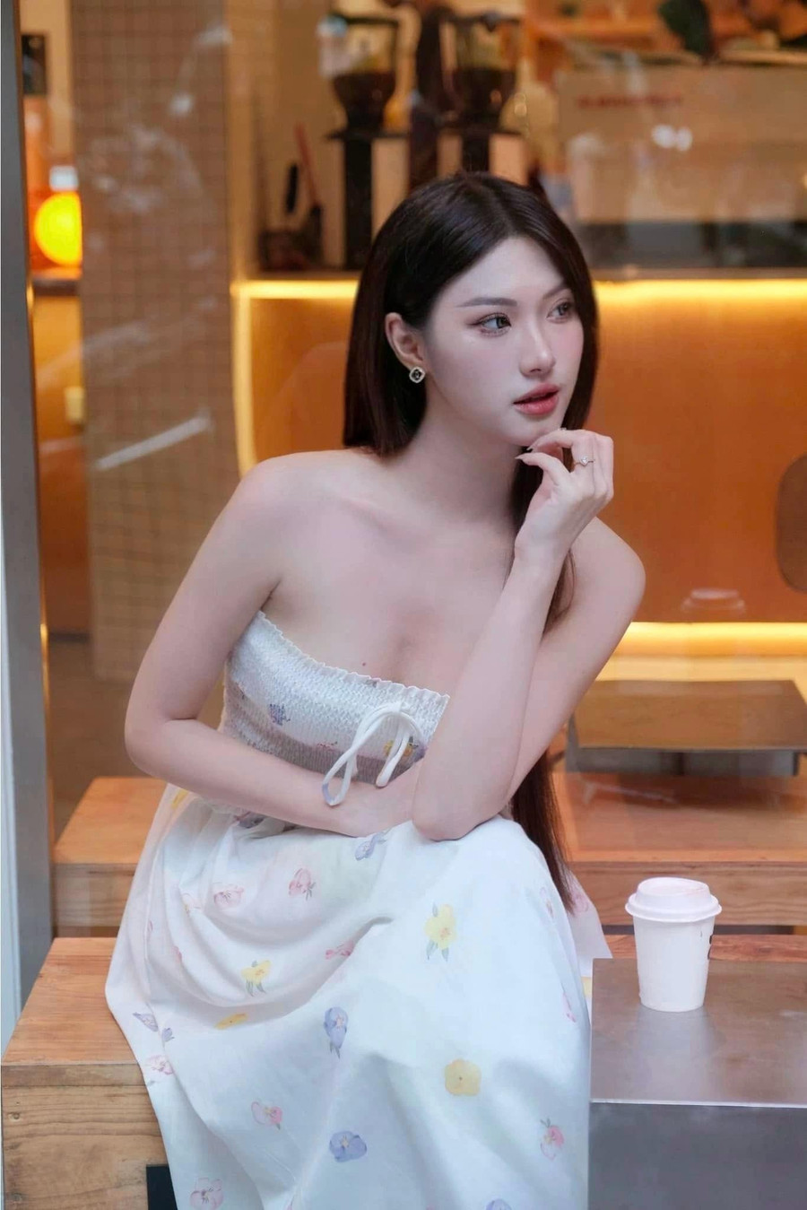 Thu Thảo cho biết cô sở hữu chiều cao nhờ di truyền. Người đẹp tiết lộ cô có đôi chân dài 1,1m. Cô chia sẻ thời học sinh từng tự ti về chiều cao của mình, vì thường nổi trội hơn các bạn. &quot;Nhưng từ khi trưởng thành, tôi học được cách yêu thương và trân trọng bản thân. Hiện tại, chiều cao là lợi thế giúp tôi tự tin hơn trong cuộc sống và công việc&quot;, thí sinh Hoa hậu Việt Nam cho hay