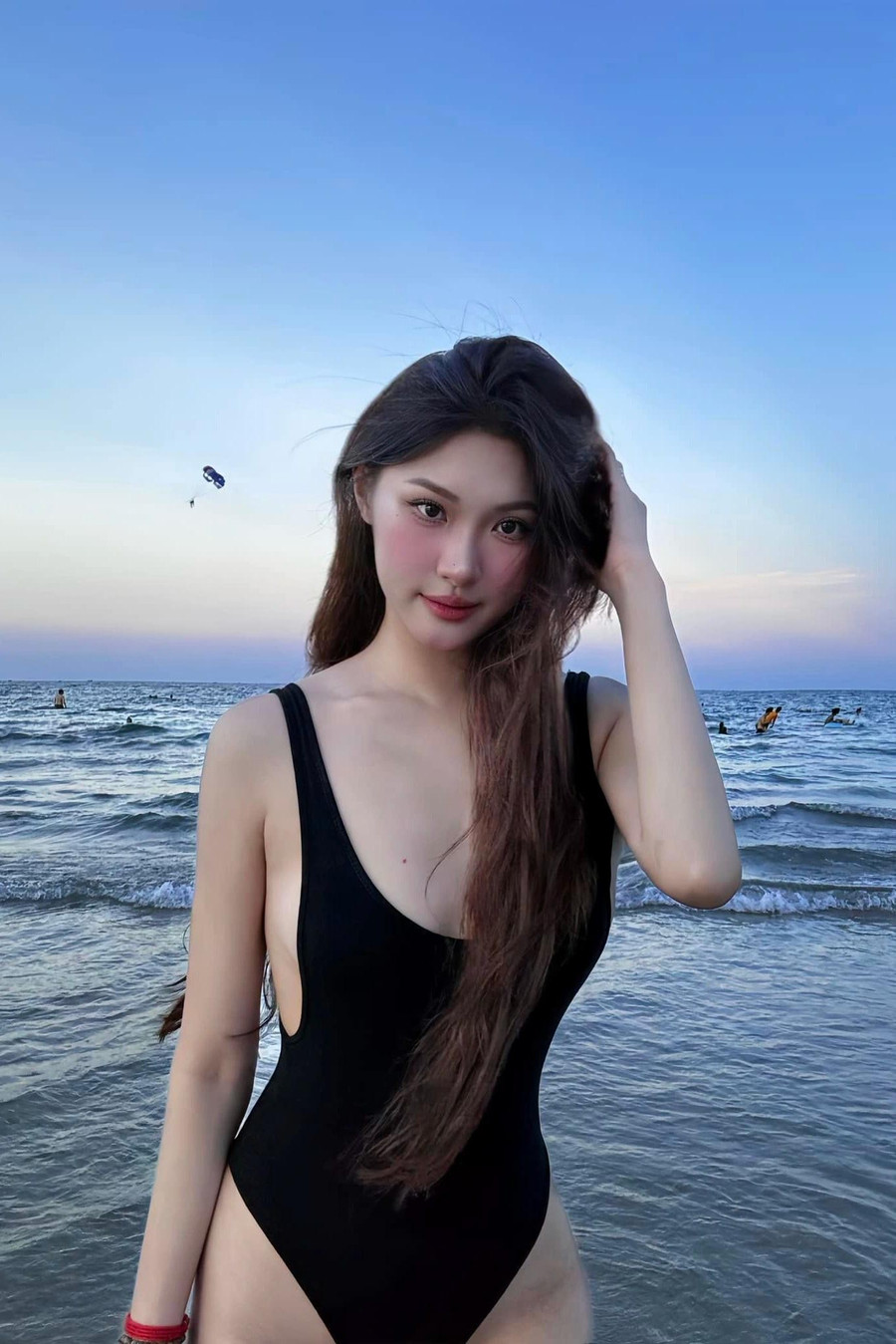 Đời thường, Thu Thảo theo đuổi phong cách ăn mặc năng động, hiện đại. Cô chuộng crop top, váy ngắn, trang phục tôn lợi thế hình thể