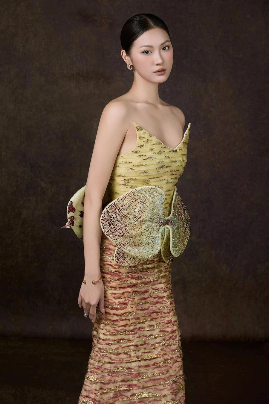 Nhờ chiều cao ấn tượng và gương mặt cuốn hút, người đẹp 20 tuổi có cơ hội làm mẫu ảnh cho các thương hiệu thời trang trong nước. Cô tự tin chụp lookbook cho các thương hiệu, nhà thiết kế theo nhiều phong cách khác nhau