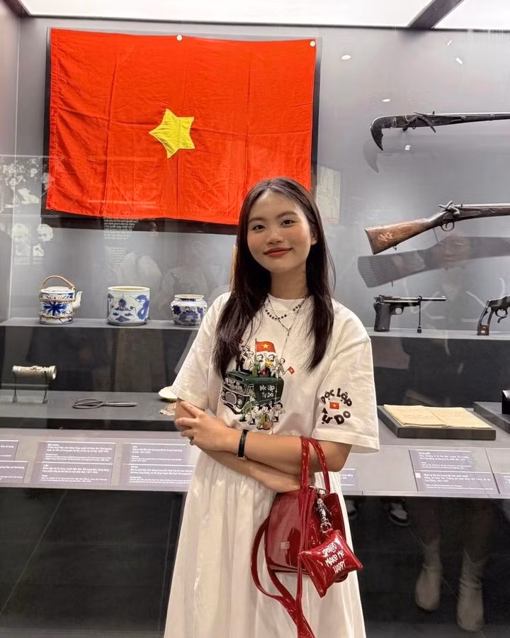 Phương Mỹ Chi diện trang phục này khi tham quan Bảo tàng Lịch sử Quân sự Việt Nam.