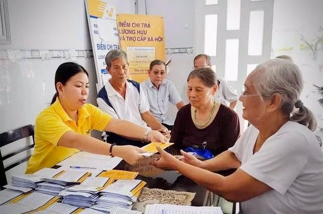 Người dân đến nhận lương hưu, trợ cấp BHXH ở một bưu điện tại TP.HCM. ẢNH: L.T