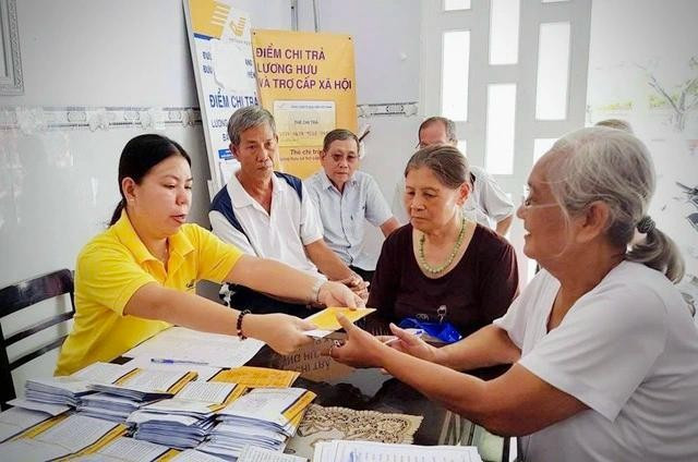 Người dân đến nhận lương hưu, trợ cấp BHXH ở một bưu điện tại TP.HCM. ẢNH: L.T Người dân đến nhận lương hưu, trợ cấp BHXH ở một bưu điện tại TP.HCM. ẢNH: L.T