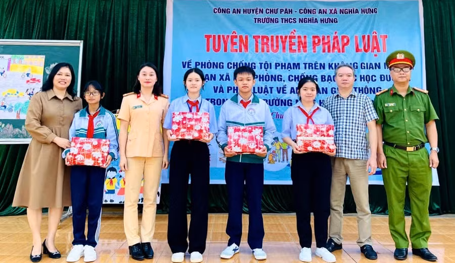luc-luong-cong-an-huyen-chu-pah-to-chuc-tuyen-truyen-phap-luat-ve-phong-chong-toi-pham-tren-khong-gian-mang-chong-bao-luc-hoc-duong-ket-hop-tang-qua-cho-hoc-sinh-ngheo-vuot-kho-cua-truong-thcs-xa-nghia-hung.jpg