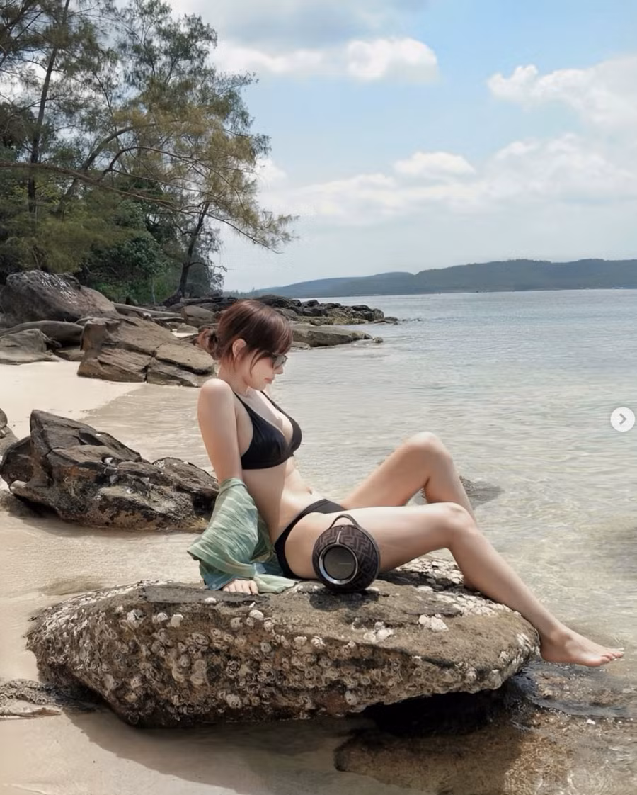Ca sĩ Min cũng gia nhập đường đua bikini khi chia sẻ hình ảnh trong chuyến du lịch cùng bạn bè. Thời gian qua, nhan sắc của nữ ca sĩ được nhiều người quan tâm