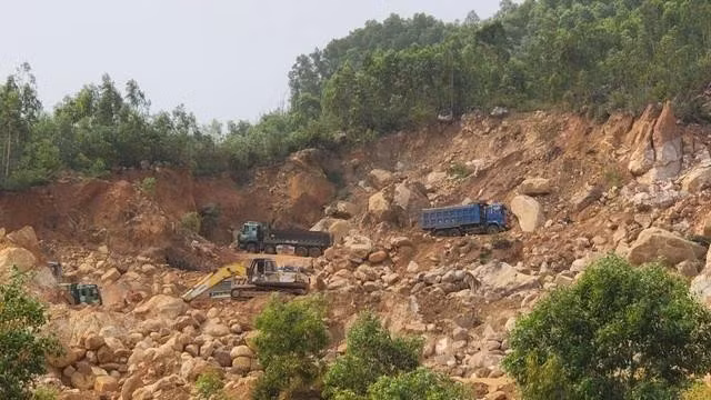 Khai thác đá tại H.Phù Cát (Bình Định)