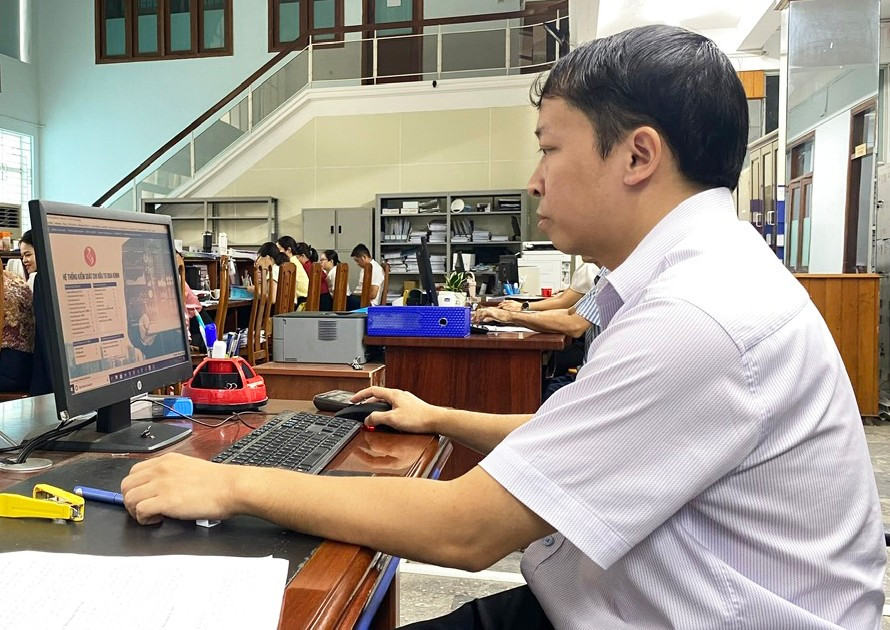 Phòng Nghiệp vụ 1 Kho bạc nước khu vực XIV tiếp nhận, giải quyết hồ sơ thanh toán chi trả vốn đầu tư công kịp thời, đúng chế độ. Ảnh: S.C phong-nghiep-vu-1-kho-bac-nuoc-khu-vuc-xiv-tiep-nhan-giai-quyet-ho-so-thanh-toan-chi-tra-von-dau-tu-cong-kip-thoi-dung-che-do.jpg