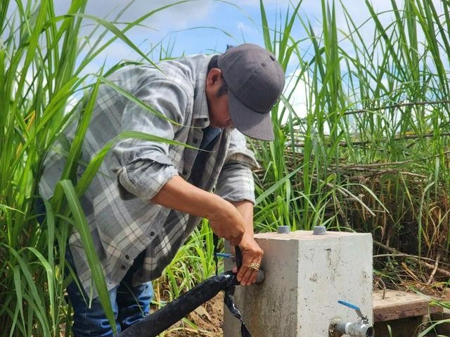 Nước được đẩy đến các trụ bơm gần ruộng người dân Nước được đẩy đến các trụ bơm gần ruộng người dân