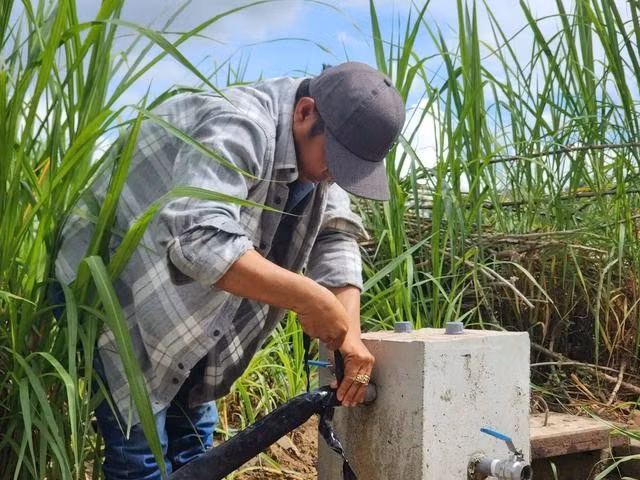 Nước được đẩy đến các trụ bơm gần ruộng người dân