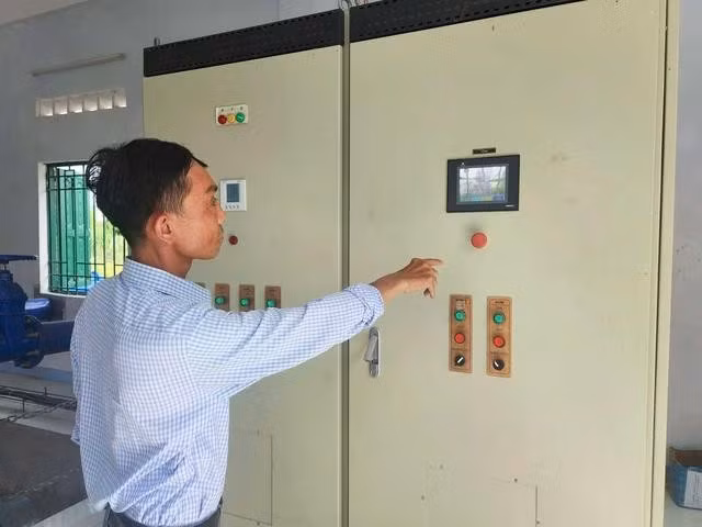 Nhân viên vận hành Trạm bơm Mỹ Tài (H.Phù Mỹ, Bình Định)