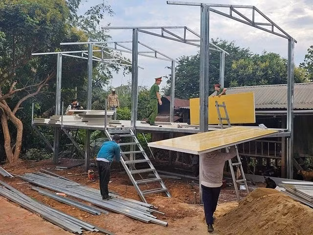 Cán bộ, chiến sĩ công an trong hoạt động xóa nhà tạm, nhà dột nát cho đồng bào