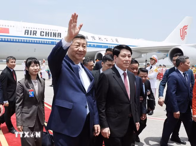 Tổng Bí thư, Chủ tịch nước Trung Quốc Tập Cận Bình đến Hà Nội, bắt đầu chuyến thăm cấp Nhà nước tới Việt Nam. (Ảnh: Lâm Khánh/TTXVN)