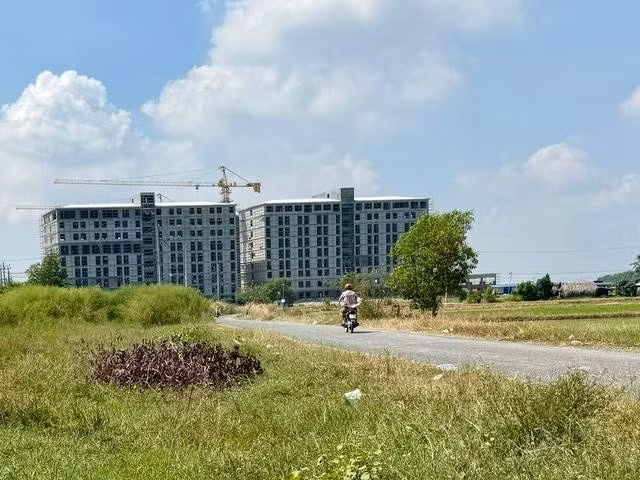 Con đường dẫn đến đường mòn đi qua biên giới Campuchia ở Mộc Bài