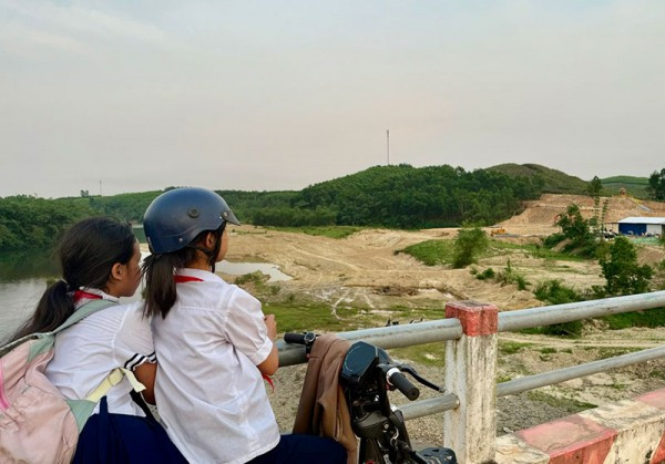 Trẻ em ở Khe Mương đau đáu nỗi lo dòng sông bị đào bới, khai thác cát, sỏi. Trẻ em ở Khe Mương đau đáu nỗi lo dòng sông bị đào bới, khai thác cát, sỏi.