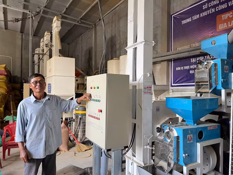 ong-ha-quang-hien-giam-doc-htx-nong-nghiep-dai-dong-van-hanh-he-thong-may-xay-xat-gao-duoc-ho-tro-anh-vu-chi.jpg