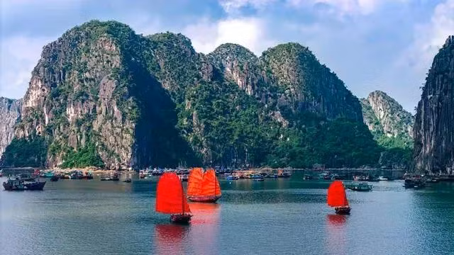 Vẻ đẹp bình yên của vịnh Hạ Long với cánh buồm đỏ