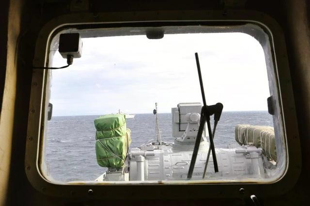 Nhìn từ đài lái tàu hộ vệ tên lửa