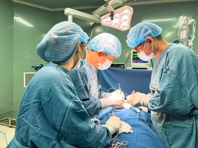 Các bác sĩ phẫu thuật lấy tóc trong dạ dày cho bé gái 12 tuổi