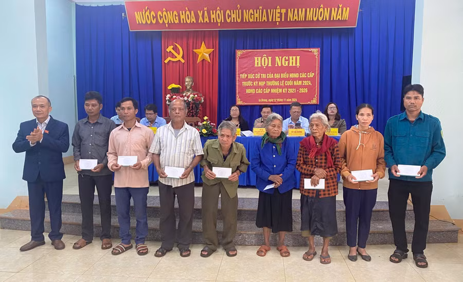 thuong-truc-hdnd-tinh-khoa-xii-nhiem-ky-2021-2026-da-tang-8-suat-qua-cho-cac-gia-dinh-chinh-sach-nguoi-co-cong-voi-cach-mang.jpg