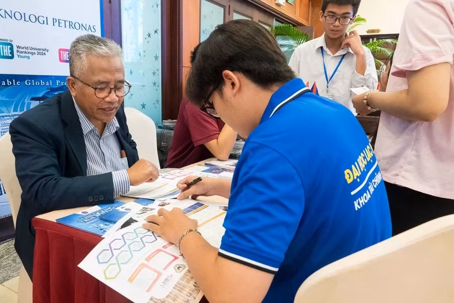 GS-TS Hilmi Mukhtar, Phó hiệu trưởng phụ trách học thuật của Universiti Teknologi Petronas, hướng dẫn sinh viên chọn ngành học phù hợp