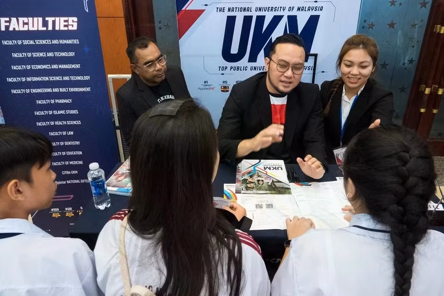 Đại diện từ Universiti Kebangsaan Malaysia giải đáp các câu hỏi của người học