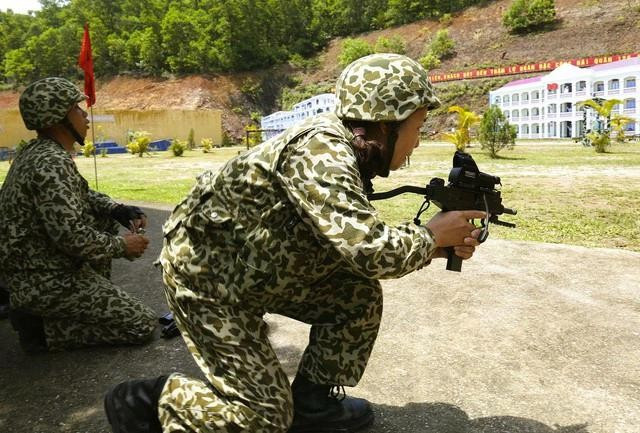 Nữ đặc công Lữ đoàn đặc công hải quân 126 sử dụng súng Micro Uzi gắn ống ngắm quang học