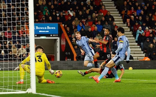 Son Heung-min ghi bàn trong tư thế việt vị