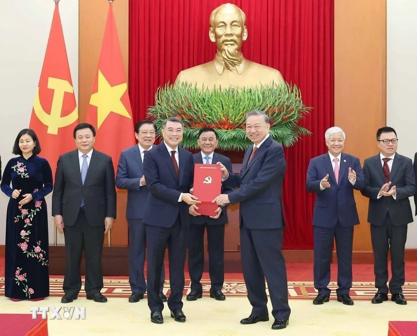 Tổng Bí thư Tô Lâm trao Quyết định của Bộ Chính trị về chức năng, nhiệm vụ của Ban Tổ chức Trung ương cho đồng chí Lê Minh Hưng, Ủy viên Bộ Chính trị, Bí thư Trung ương Đảng, Trưởng Ban Tổ chức Trung ương. (Ảnh: Thống Nhất/TTXVN) untitled-6568.jpg